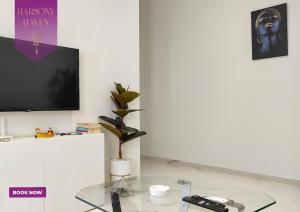 TV a/nebo společenská místnost v ubytování Harmony Haven with Gym & Pool