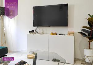 TV a/nebo společenská místnost v ubytování Harmony Haven with Gym & Pool