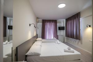 Postel nebo postele na pokoji v ubytování Meraki Hotel