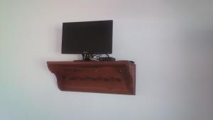 a television sitting on top of a wooden stand at Sete Marias in Paraty