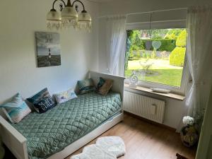 En eller flere senge i et værelse på Ferienhaus Gisela - Ganzes Haus - Haustiere Willkommen - Hage - Nordsee