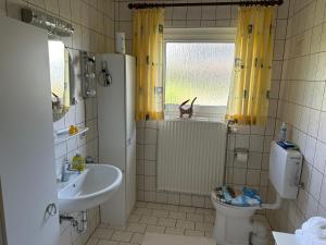 Et badeværelse på Ferienhaus Gisela - Ganzes Haus - Haustiere Willkommen - Hage - Nordsee + 25 billeder