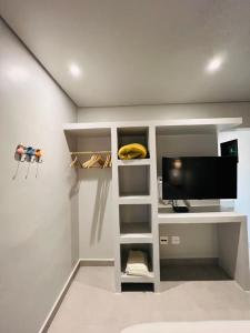 una camera con TV e mensola con televisore di Casa em Paúba a São Sebastião