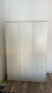 een witte kast met vier deuren in een kamer bij Habitaciones Centro de Madrid in Madrid +5 foto's