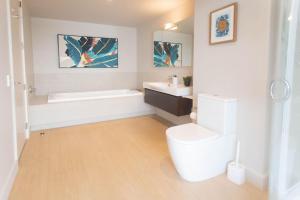 Bilik mandi di Lakeside Loft +16 gambar