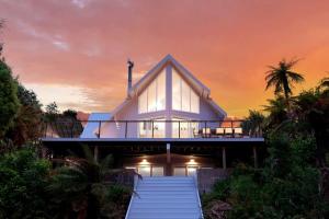 une maison avec une croix en haut dans l'établissement Okere Lakehouse Retreat, à Okere Falls