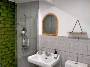 une salle de bain avec un lavabo et un miroir dans l'établissement Lake of Tranquility, à Rotorua 14 autres photos