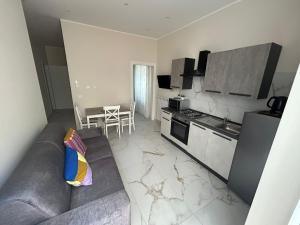 a living room with a couch and a kitchen at B&B leperle in Torre del Greco