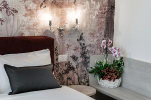 Postel nebo postele na pokoji v ubytování Hotel Ristorante La Vignetta Cernobbio