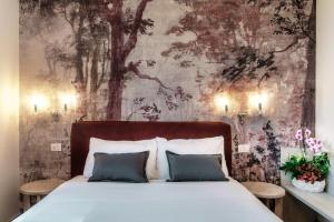Postel nebo postele na pokoji v ubytování Hotel Ristorante La Vignetta Cernobbio