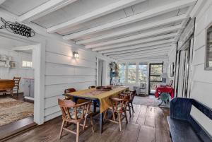 Un comedor con mesa y sillas en Lemon LaBruce 6 Bdrm Oceanfront Beach House, en Pawleys Island