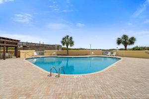 Swimmingpoolen hos eller tæt på Beachfront Getaway Luxurious 3BR with Ocean Views