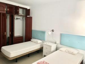 sypialnia z 2 łóżkami i lampką w obiekcie San Diego w mieście Conil de la Frontera +6 zdjęć