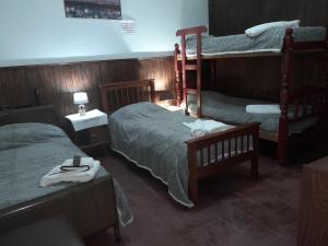 a hotel room with two bunk beds and a bed sidx sidx sidx at C'Aroma de Mujer in San Salvador de Jujuy