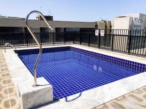 una piscina con ringhiera metallica intorno ad essa di Apê perfeifo na Ponta Verde a Maceió