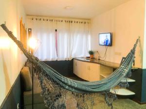 un soggiorno con amaca in camera di Apê perfeifo na Ponta Verde a Maceió