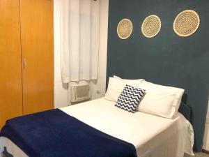 una camera da letto con un letto con due cuscini sopra di Apê perfeifo na Ponta Verde a Maceió Altre 9 foto