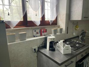 una cucina con piano cottura e piano di lavoro di Casa Pontina vicino OSPEDALE ICOT a Latina Altre 14 foto