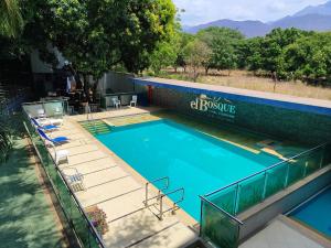 Bazén v ubytování Hotel El Bosque Valledupar nebo v jeho okolí