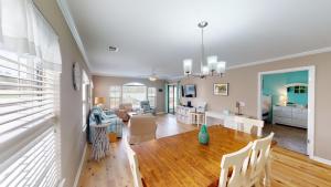 Posezení v ubytování Lakeview Bliss True Blue 3BR Villa Pool Access