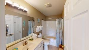 Koupelna v ubytování Lakeview Bliss True Blue 3BR Villa Pool Access + 30 fotografií