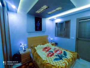 Voodi või voodid majutusasutuse Appartement à Bouznika prêt du plage Dahomey, plage bouznika, Bahia beach toas