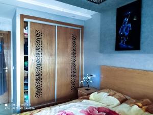Voodi või voodid majutusasutuse Appartement à Bouznika prêt du plage Dahomey, plage bouznika, Bahia beach toas