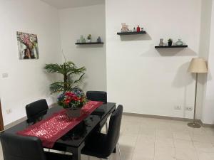 una sala da pranzo con tavolo e piante di Casa Pontina vicino OSPEDALE ICOT a Latina