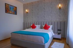 Rúm í herbergi á Kaara Gurgaon