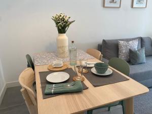 a dining room table with a vase of flowers on it at Casa do Marko in Estremoz