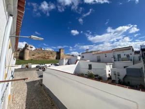 a view from the roof of a house with a castle in the background at Casa do Marko in Estremoz