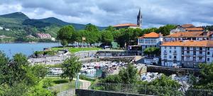 a town with a harbor with boats in the water at RINCÓN DEL MAR Mundaka in Mundaka