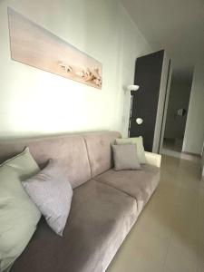 Una sala de estar con un sofá con almohadas. en Summer House, en Agropoli