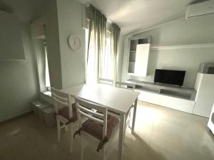 Un comedor con mesa y sillas y un televisor. en Summer House, en Agropoli 8 fotos más