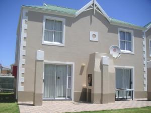 una casa grande con la parte delantera en Waterside Living CL07, en Jeffreys Bay