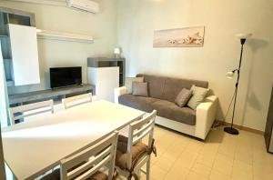 una sala de estar con un sofá y una mesa en Summer House, en Agropoli