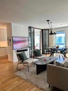 TV a/nebo společenská místnost v ubytování Newly produced and bright apartment close to metro