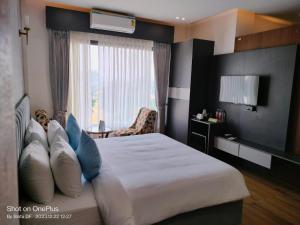 Rúm í herbergi á Kaara Gurgaon