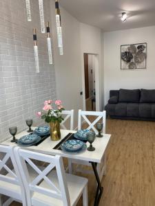 リウネにあるАпартаменти на Чорновола,поруч Щасливеの白いダイニングテーブル(椅子、花付)