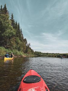 a group of people in a kayak on a river at Chalet Le Madison Refuge nordique et ciel étoilé au pied du Mont-Mégantic in La Patrie