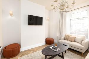 ein Wohnzimmer mit Sofa und Tisch in der Unterkunft Luxury Townhouse in Cardiff City Centre, 5 bedrooms, up to 12 guests in Cardiff