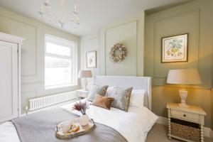 ein Schlafzimmer mit einem weißen Bett und einem Tablett darauf in der Unterkunft Luxury Townhouse in Cardiff City Centre, 5 bedrooms, up to 12 guests in Cardiff