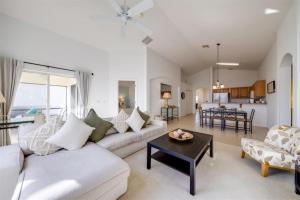 ein Wohnzimmer mit einer Couch und einem Tisch in der Unterkunft Private Pool Homes in Kissimmee