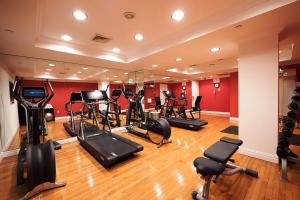 Fitness centrum a/nebo fitness zařízení v ubytování The Michelangelo Hotel