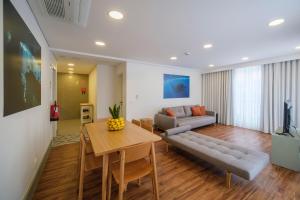 英雄港Azimute1的客厅里有一张沙发和一张桌子。