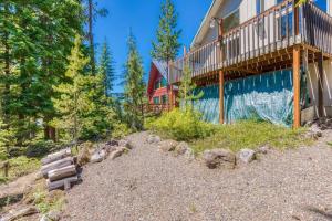 ein Haus mit seitlicher Terrasse in der Unterkunft Sweet Cabin in Government Camp, Oregon in Government Camp
