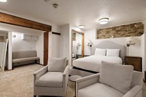 阿斯潘Fasching Haus Unit 13, Studio in Aspen, 2 Blocks to Gondola的一间带一张床和两把椅子的酒店房间