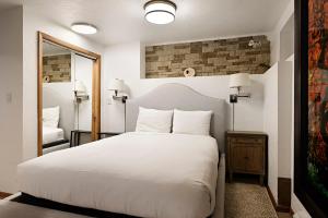 阿斯潘Fasching Haus Unit 13, Studio in Aspen, 2 Blocks to Gondola的卧室里有一张白色的大床和一面镜子