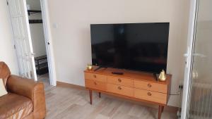 TV a/nebo společenská místnost v ubytování Beautiful 3-Bed Bungalow Kessingland rural retreat