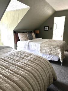 Voodi või voodid majutusasutuse Auberge des Cantons toas